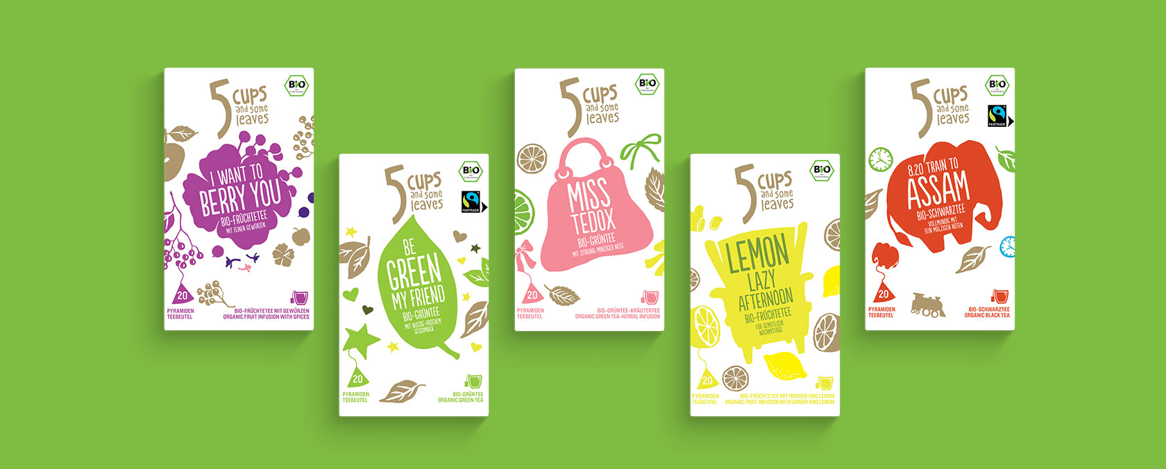 Fünf lebendige 5-CUPS-Teepackungen mit Fruchtgrafiken und umweltfreundlichen Etiketten auf grünem Hintergrund.