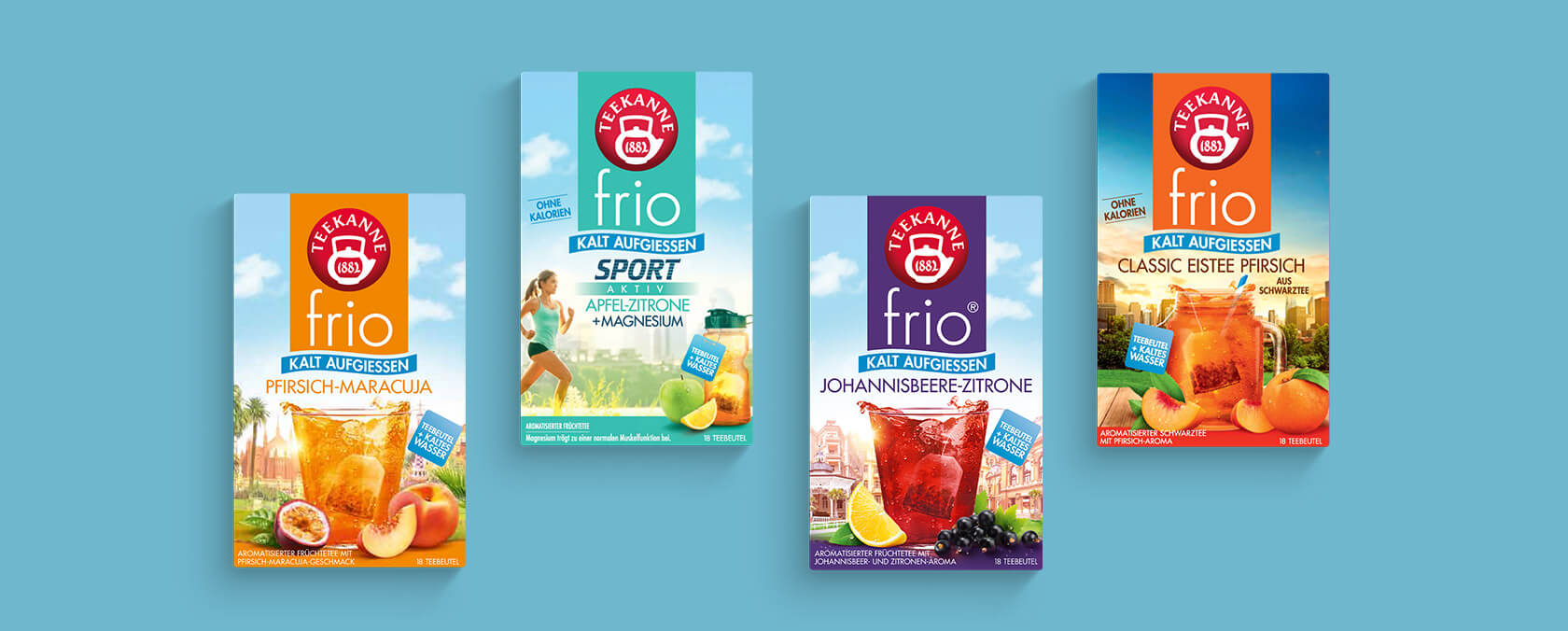Teekanne frio Kaltbrühteedosen in vier fruchtigen Geschmacksrichtungen auf blauem Hintergrund.