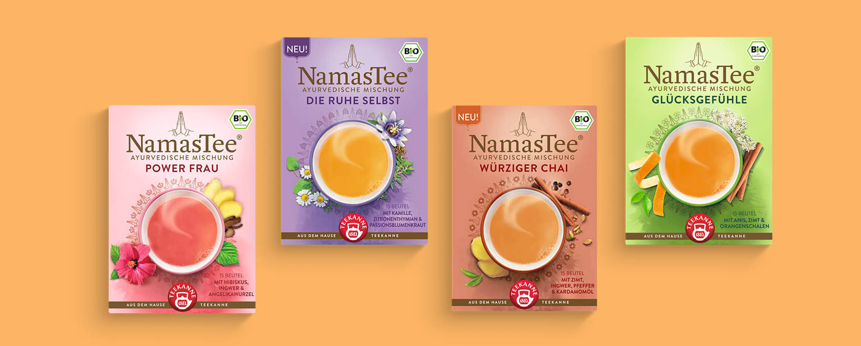 Vier ayurvedische Tees von NamasTee mit Tassen und Zutaten auf orangem Hintergrund, die vier verschiedene Geschmacksrichtungen präsentieren.
