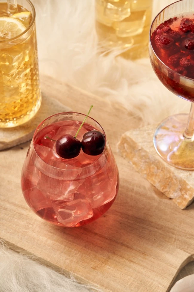 alkoholfreier-kirsch-cocktail-mit-tee