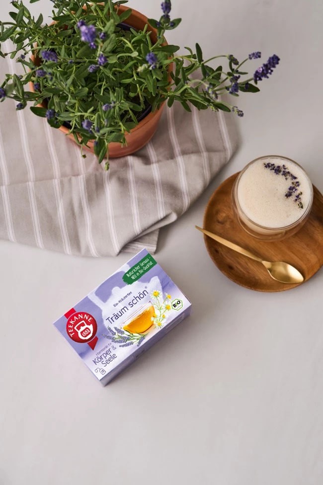 TEEKANNE Träum Schön mit Lavendel und einem zubereiteten Getränk.