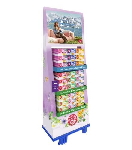 TEEKANNE Einzelhandelsdisplay mit Bio-Tee-Schachteln, Blumen- und Bergmotiven, deutschem Text, der die Premium-Teequalität hervorhebt.