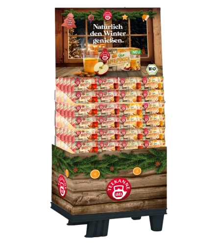 Teekanne Apfelpunsch Teedosen mit Tannenzweigen, Orangenscheiben und einer winterlichen Schaufensterdekoration gestapelt.