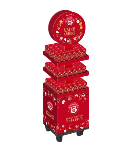 Roter Aufsteller mit festlichen Tee-Adventskalendern und Adventskalender in Weiß an der Spitze.