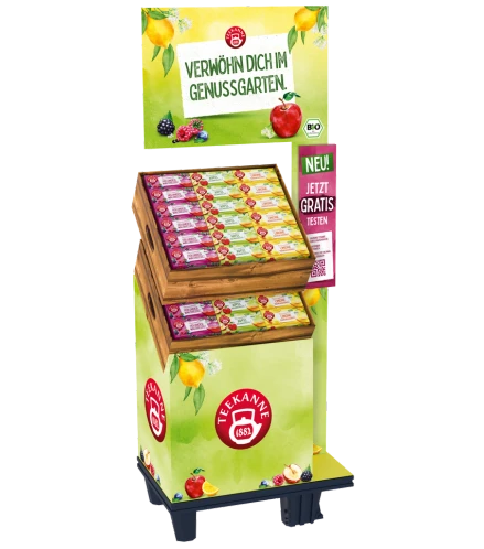 Teekanne Teedisplay mit verschiedenen Schachteln und Fruchtbildern.