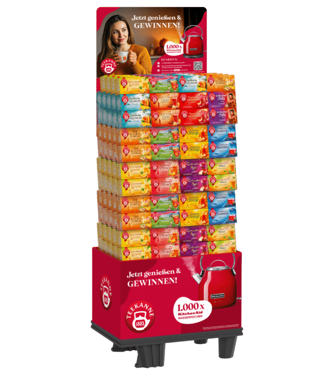 Teekanne Teedosen auf Supermarktständer, darüber Schild mit lächelnder Frau, Teekanne, deutsche Gewinnspielwerbung.