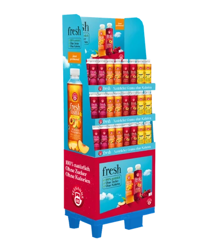 Blauer Supermarktstand mit verschiedenen natürlichen Saftflaschen, bunten Etiketten und Hervorhebungen wie ohne Zucker und Kalorien.