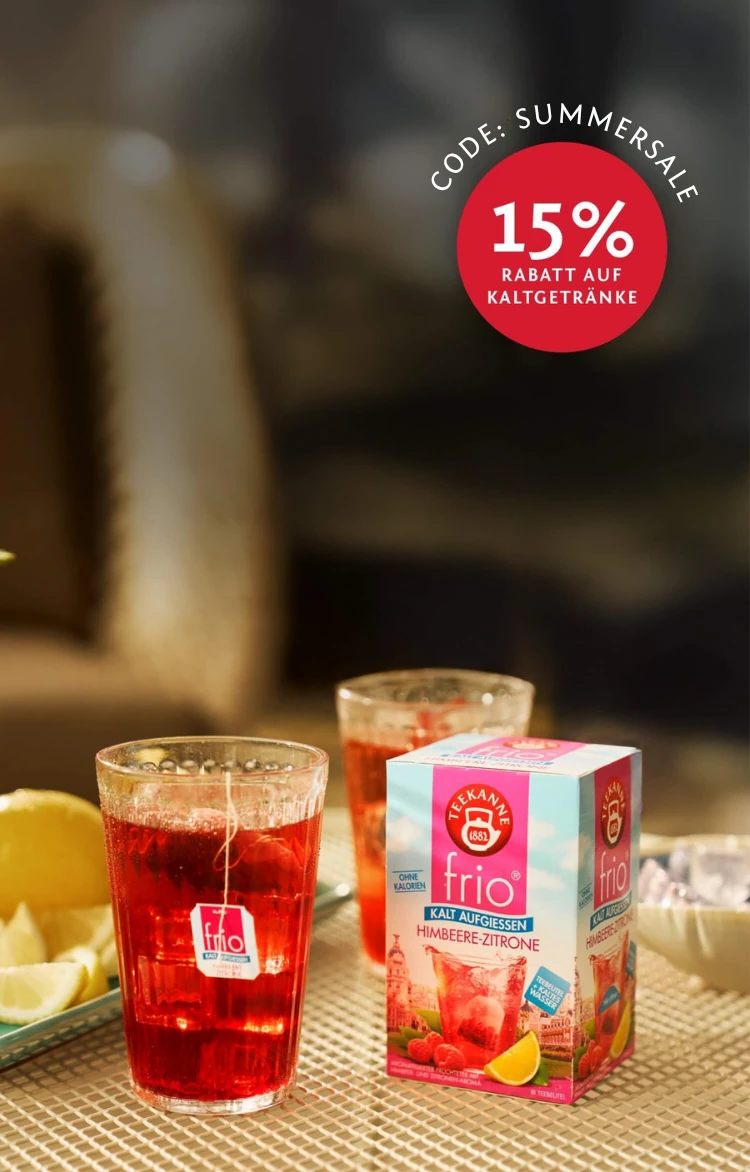 Roter Eistee, Zitronen und eine Teekanne-Frio-Box auf dem Tisch mit 15 % Rabatt im Rahmen des SOMMER-SALE-Angebots.