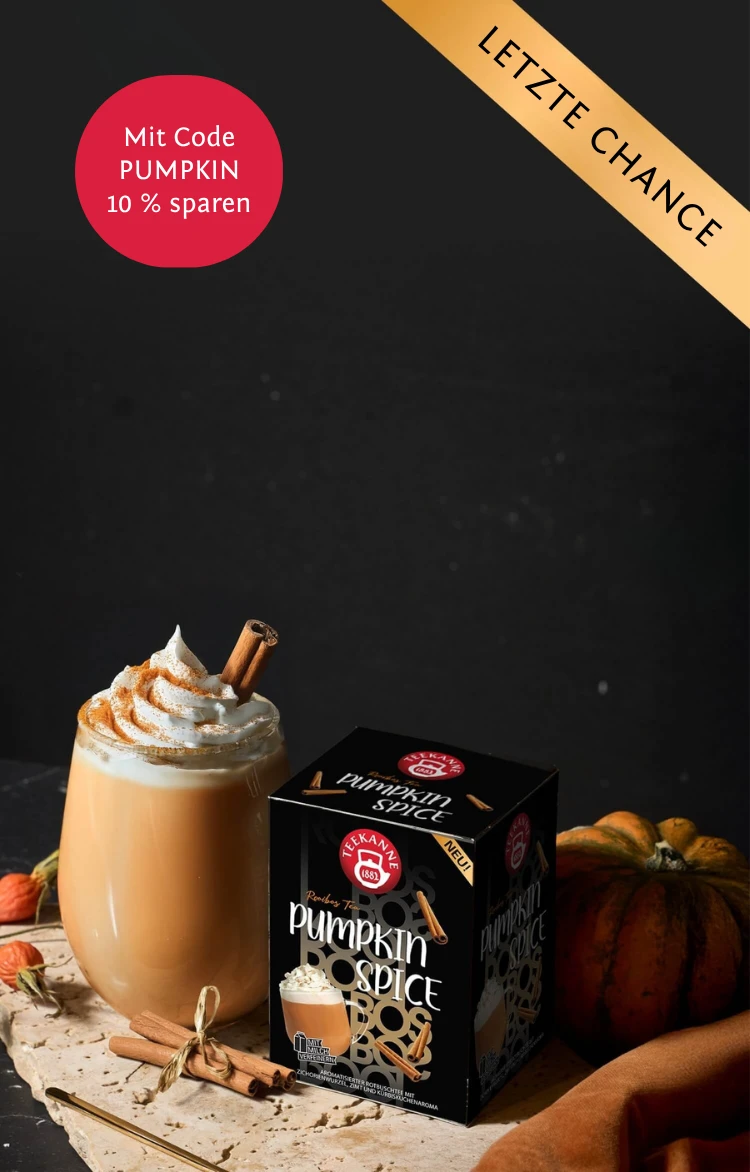 Kürbis-Gewürz-Latte mit Schlagsahne, Schachtel, Kürbissen und Zimt. Text: Letzte Chance, Code „PUMPKIN“.