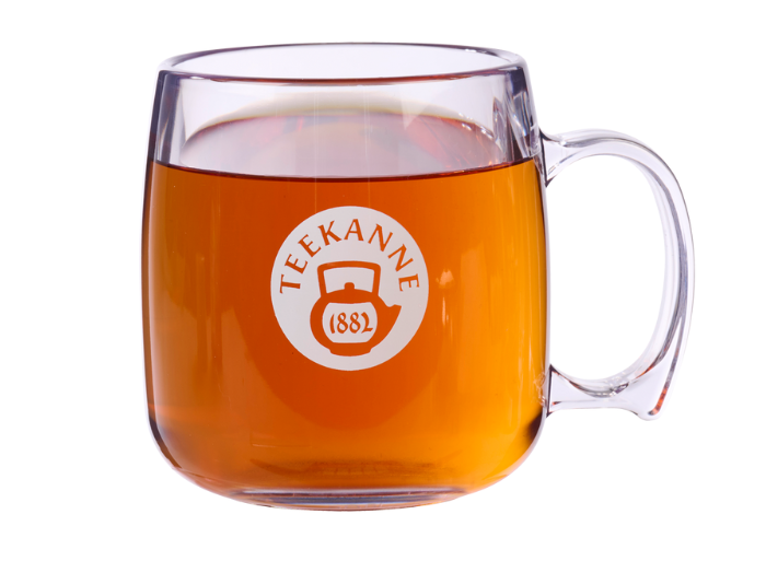 Der bruchresistente Teebecher mit Henkel 250 ml im 4er Set ist transparent, hat einen weißen TEEKANNE 1882 Logo-Aufdruck mit Teekanne-Motiv und eignet sich ideal für Foodservice oder Gastronomie. Präsentiert auf weißem Hintergrund.