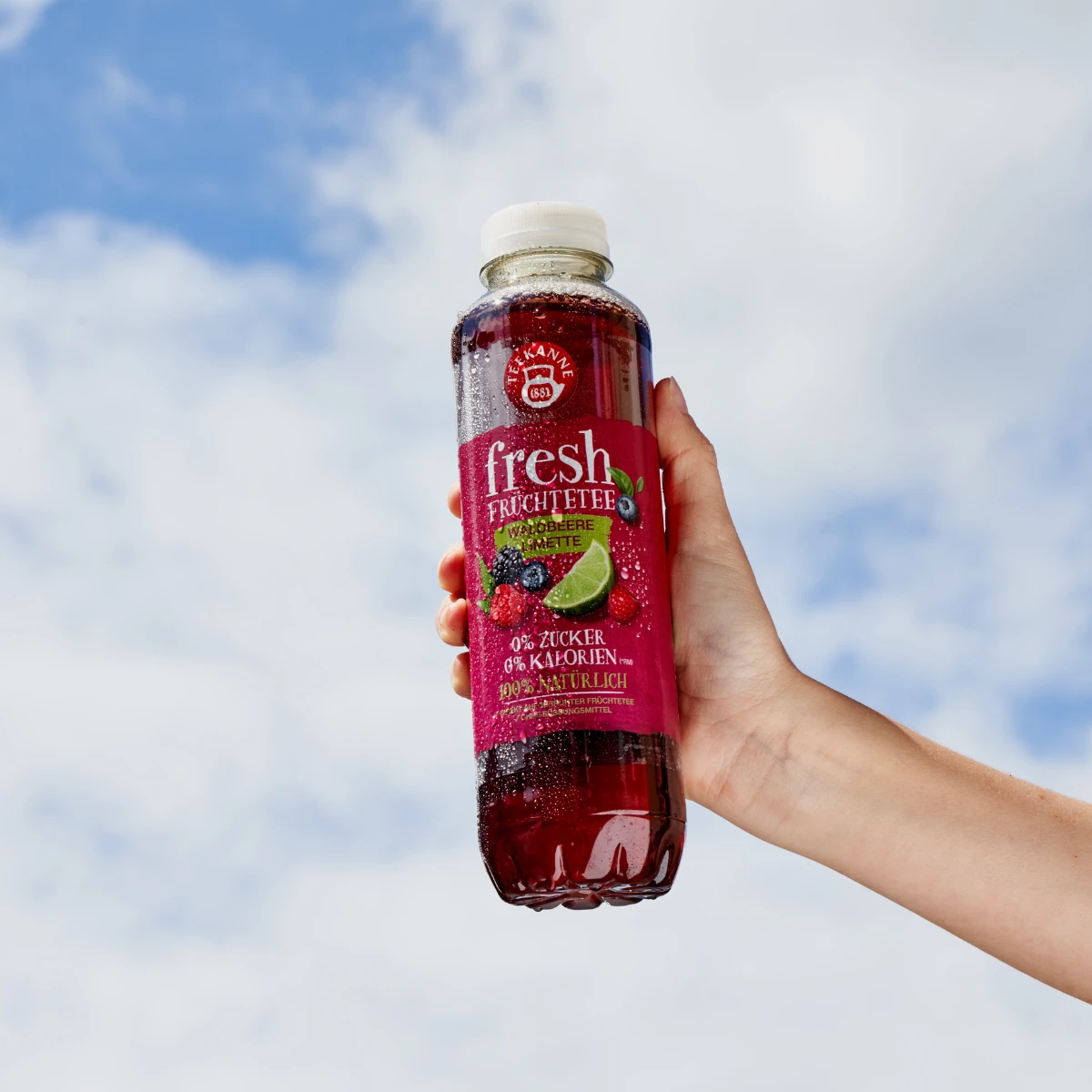 Waldbeere-Limette 0,5 Liter-Flasche in der Luft