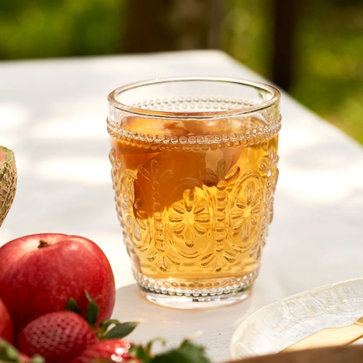 Glas mit Pfirsich-Eistee