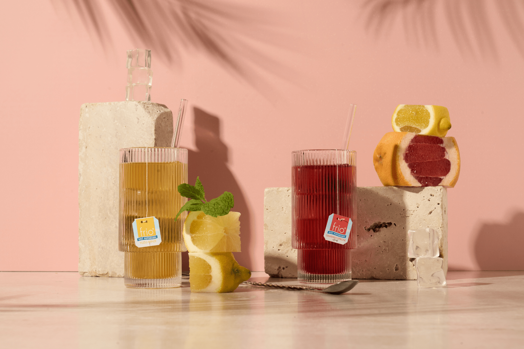 Zwei Gläser mit den kalt aufgegossenen Tees "frio Yuzu-Minze" und "frio Sport Fit Grapefruit-Zitrone mit Zink"