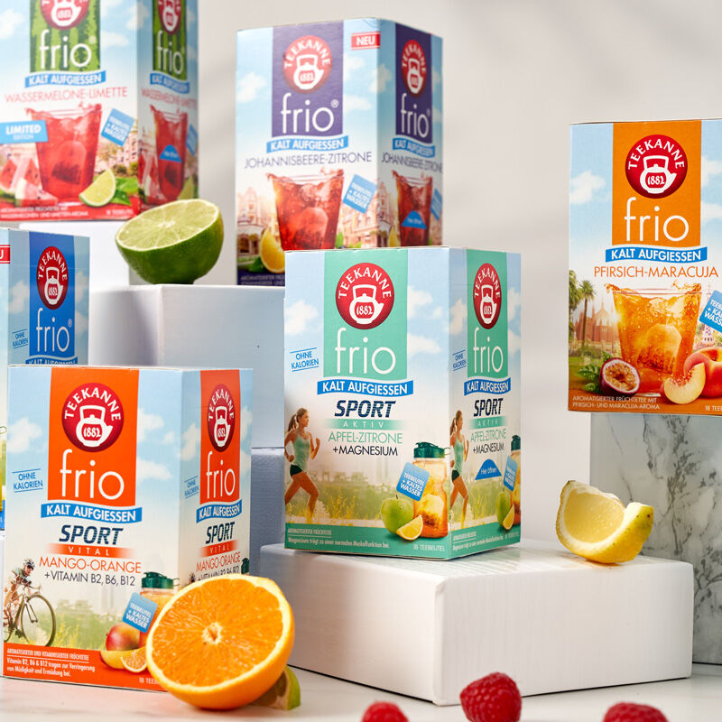 Die cold&fresh + frio Mix & Match-Boxen werden mit frischen Orangen-, Limetten-, Zitronen-, Himbeer- und Mangoscheiben auf einem hellen Hintergrund präsentiert.