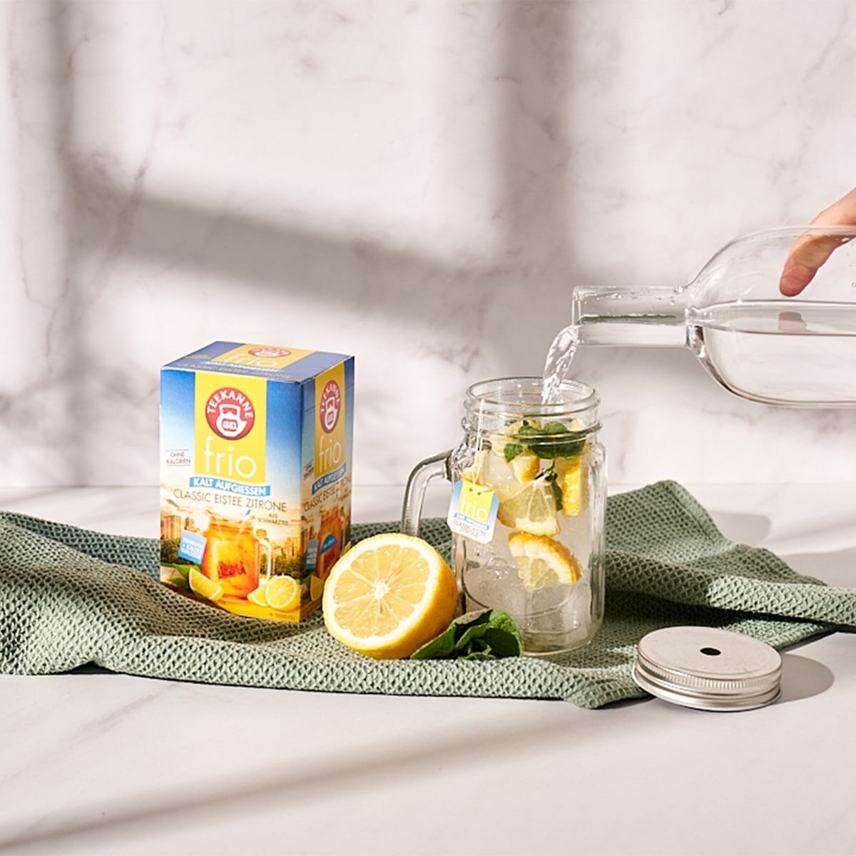 Genießen Sie den Sommer mit dem Frio Classic Eistee Zitrone: erfrischender Zitronengeschmack für Ihren perfekten Eistee-Moment. Jetzt aufgießen und bestellen!.