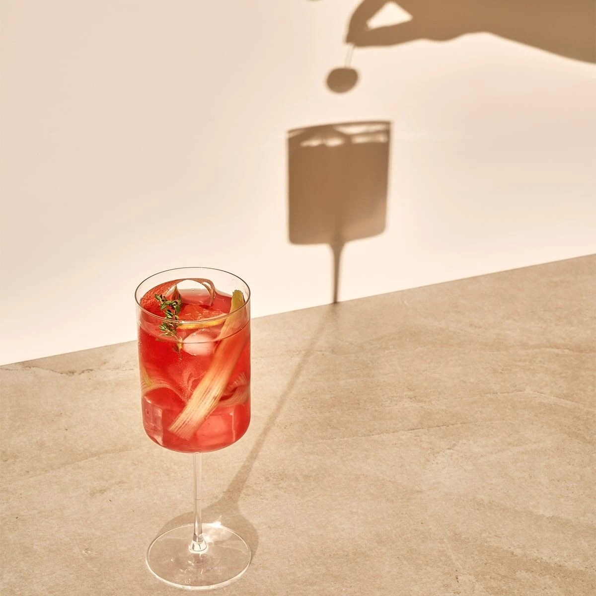 Glas mit kaltem Rhababer-Kirsch-Tee