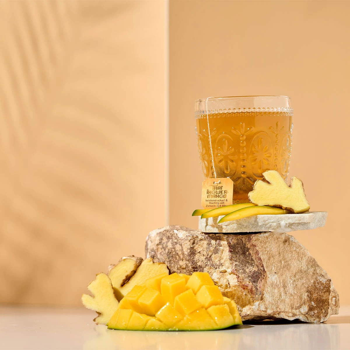 Glas mit Tee auf Stein