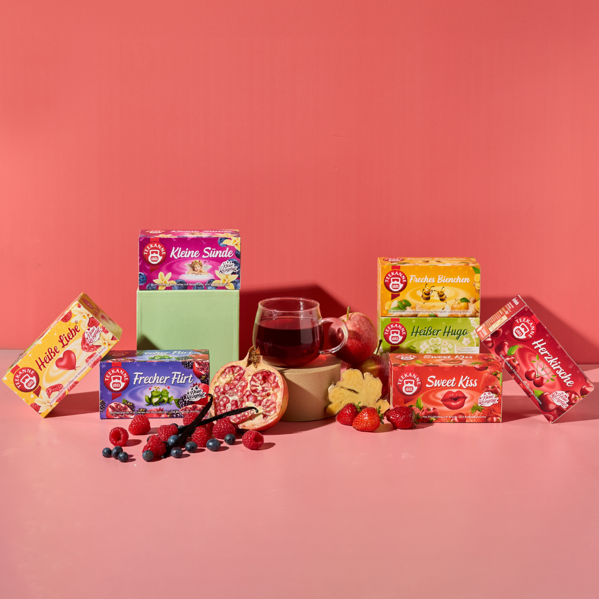 Teepackungen mit Früchten daneben