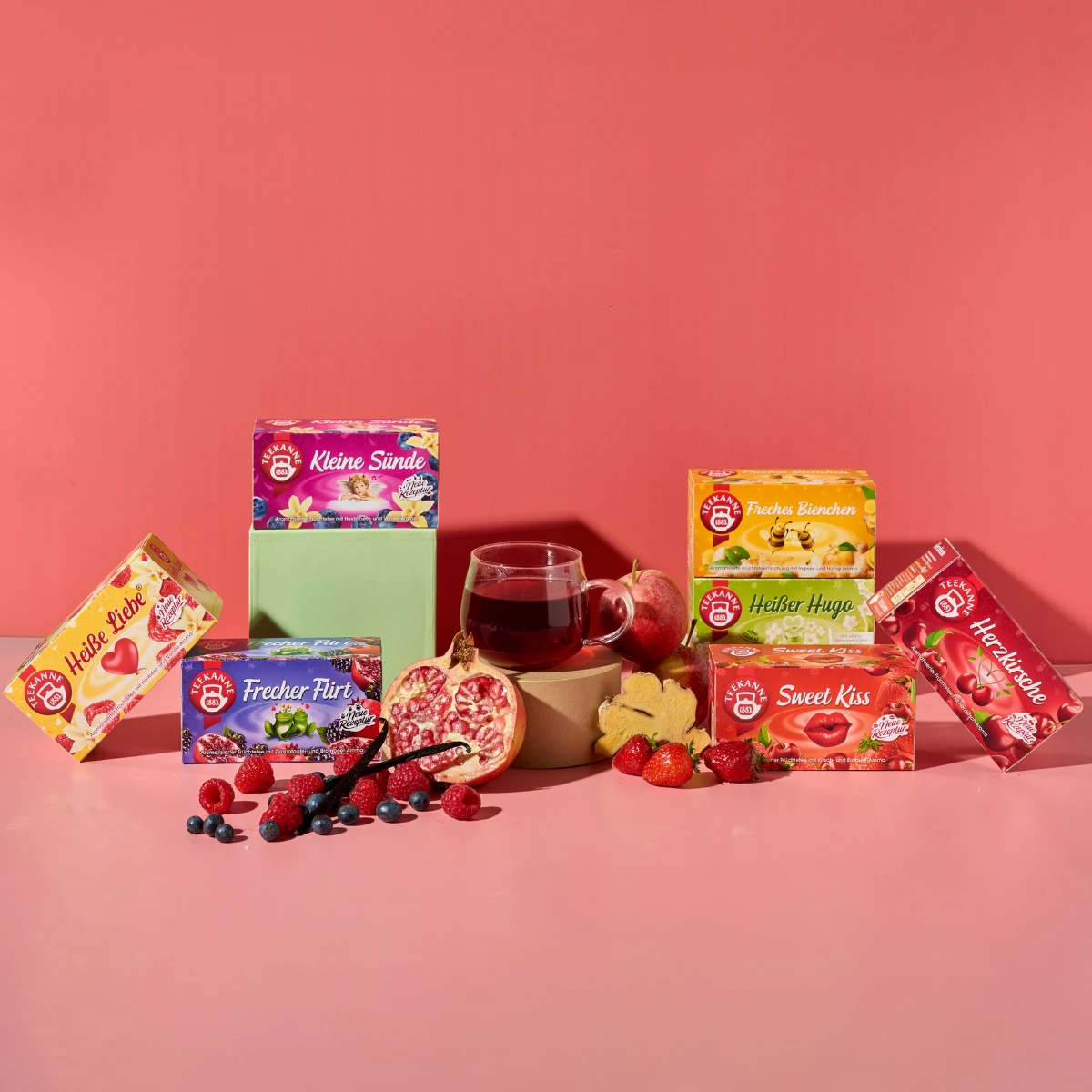 Teepackungen mit Früchten daneben